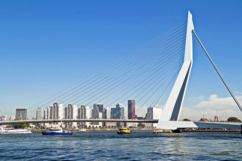 Pont Erasmus dans le port de Rotterdam aux Pays-Bas